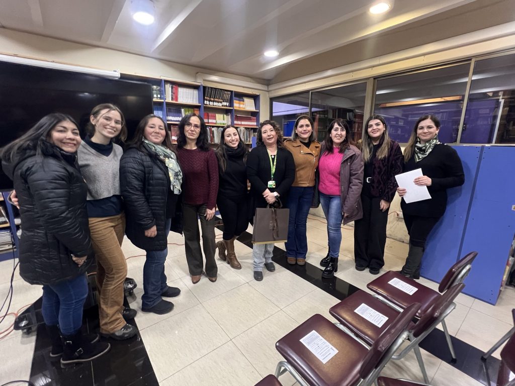 Padres y apoderados se reúnen para compartir sus experiencias sobre neurodivergencia y regulación emocional